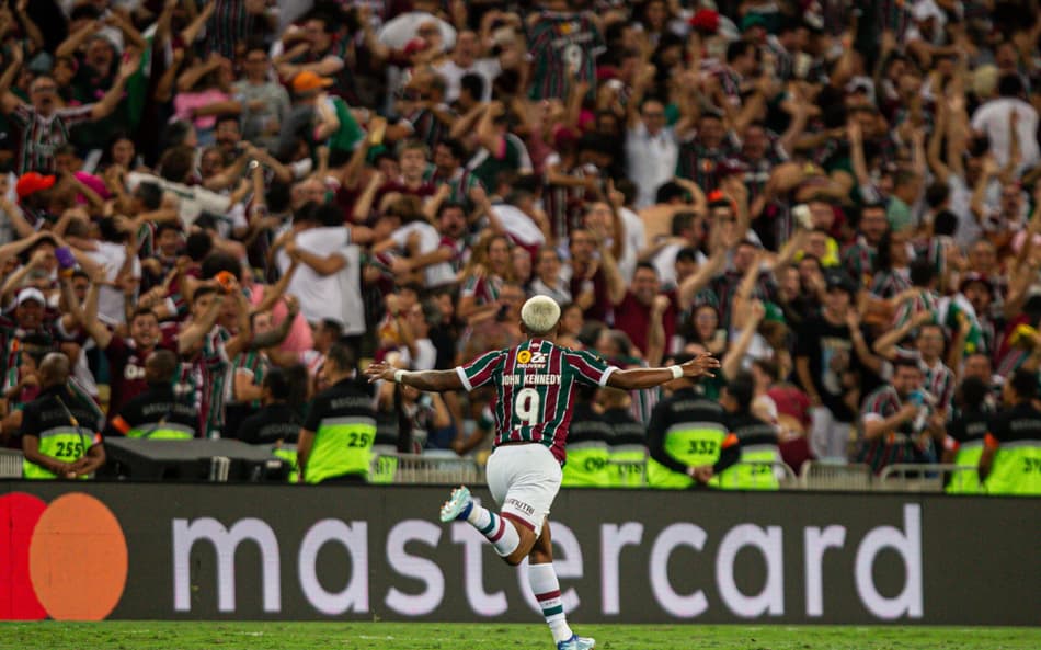 Loucos da cabeça! Veja a festa de torcedores do Fluminense após o título da Libertadores