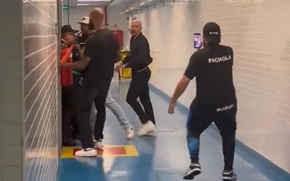 VÍDEO: Dirigente do Corinthians tenta invadir a sala do VAR, em partida contra o Grêmio