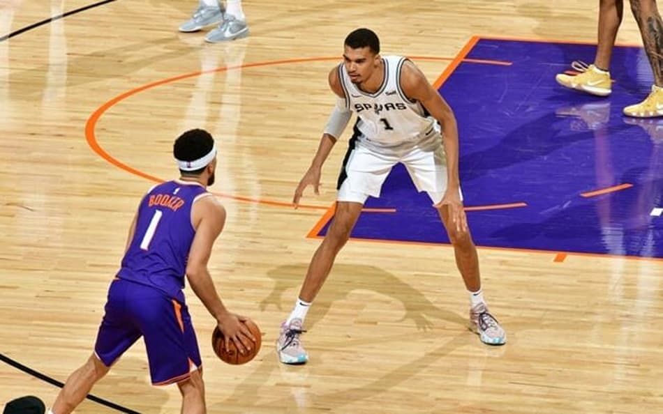 Devin Booker volta, mas Victor Wembanyama detona em vitória do Spurs sobre o Suns