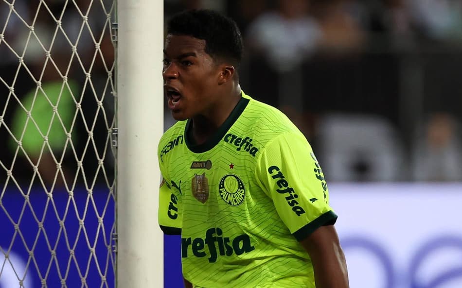 Endrick pausa corte de cabelo para comemorar gol do RB Bragantino contra o Botafogo; veja