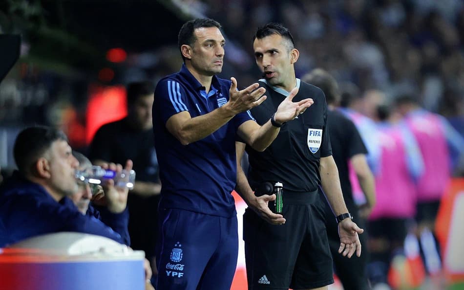 Scaloni elogia Uruguai por vitória sobre a Argentina e prega otimismo contra o Brasil