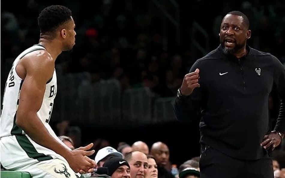 Giannis Antetokounmpo discute com técnico do Bucks em derrota para o Celtics