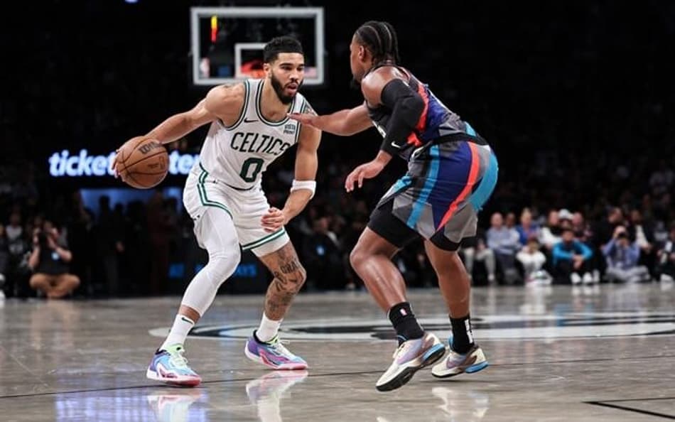 Jayton Tatum lidera, Celtics vence Nets e segue invicto