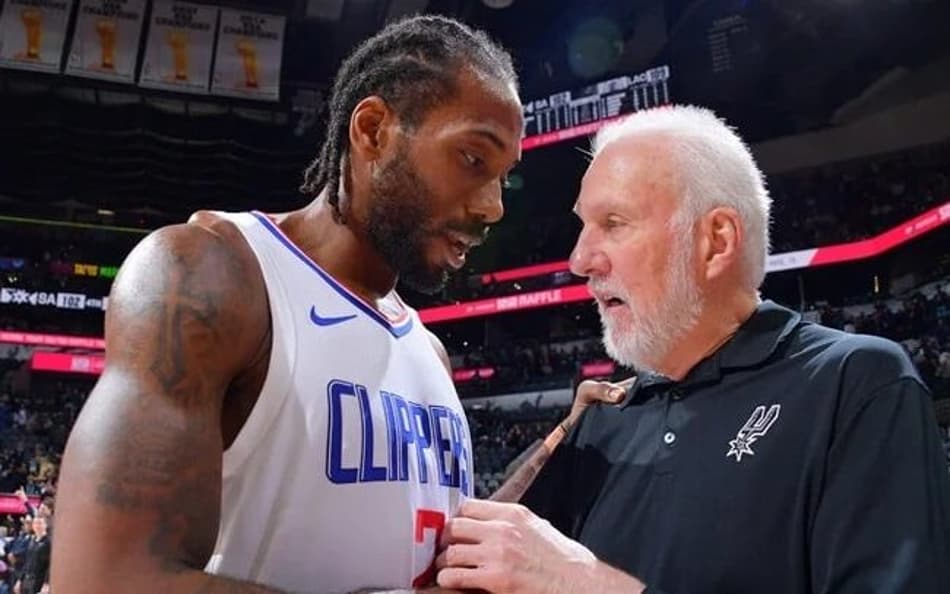 Popovich pede aos fãs do Spurs que parem de vaiar Kawhi Leonard