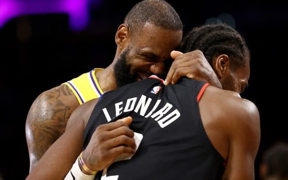 Lakers vence Clippers com show de LeBron James