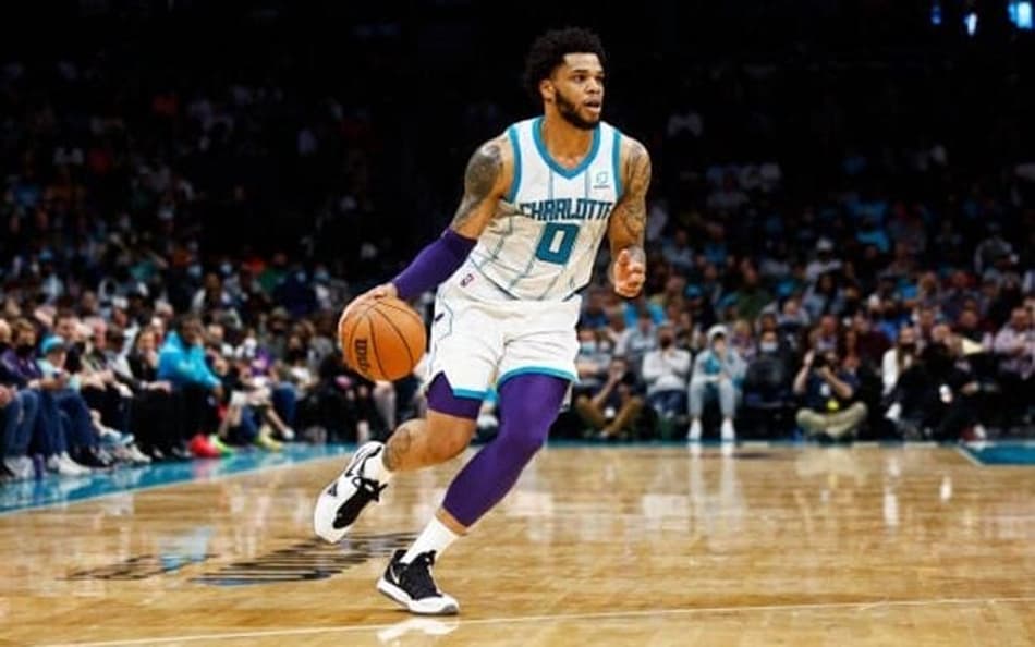 Ala do Charlotte Hornets volta após suspensão na NBA