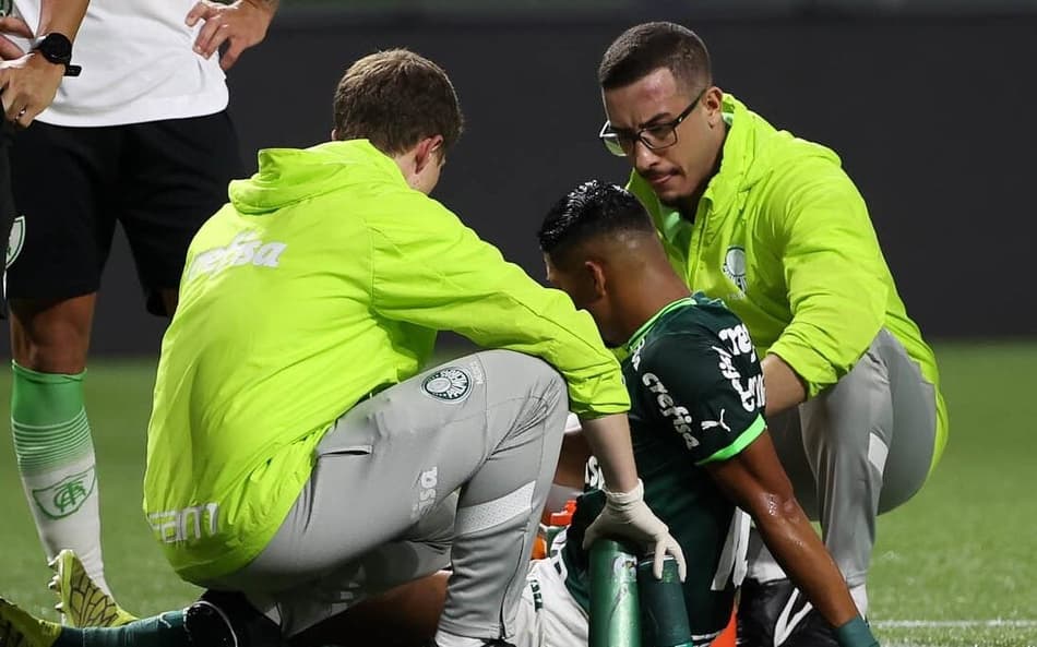 Com suspeita de fratura, Rony é encaminhado para hospital após lesão em Palmeiras x América-MG