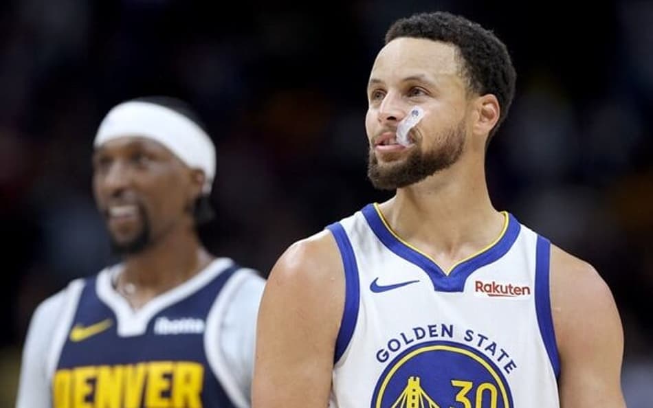 Stephen Curry atinge recorde histórico na derrota para o Nuggets