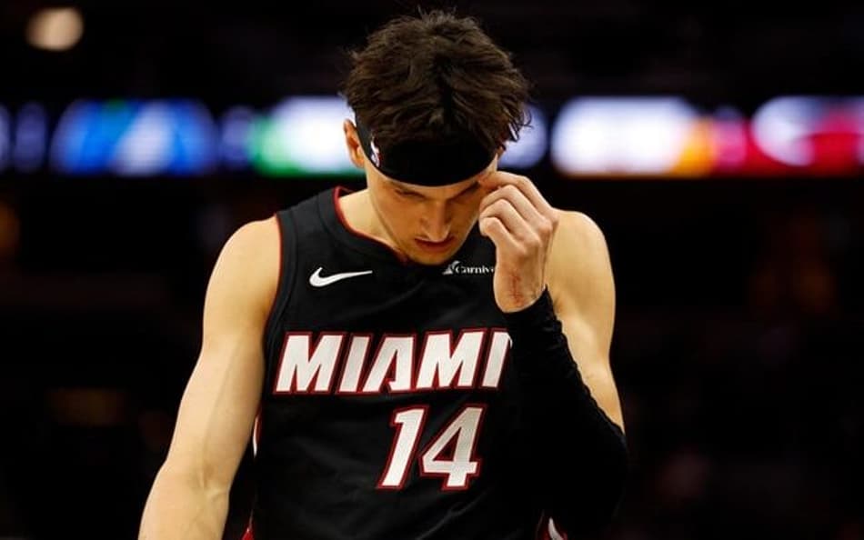 Tyler Herro deixa jogo com lesão e deve desfalcar Heat