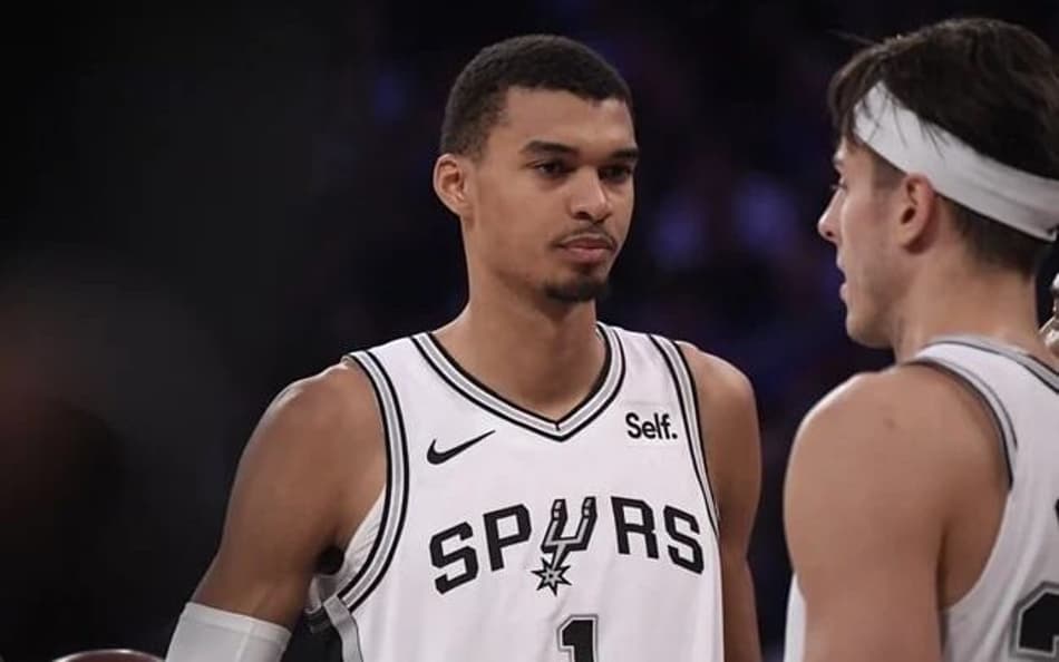 Victor Wembanyama é vaiado, mas Gregg Popovich defende: “Só 19 anos”
