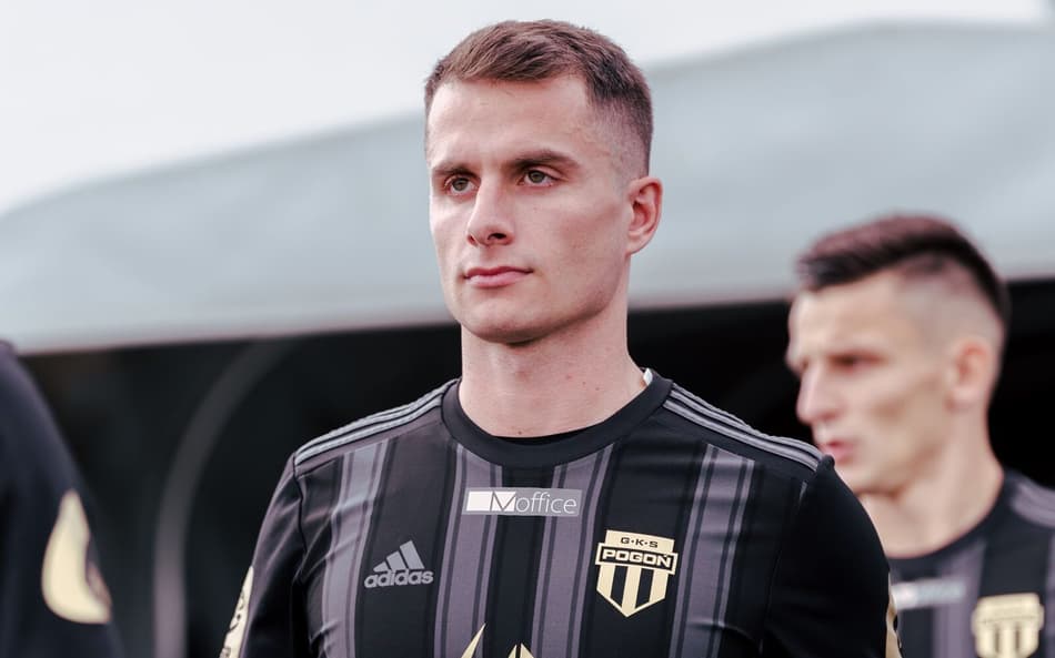 Matheus Dias celebra vitória de goleada do Pogon Grodzisk na Terceira Liga Polonesa