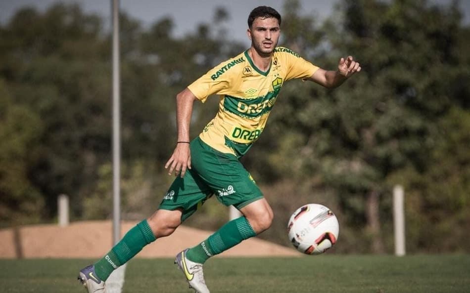 Clube do Brasileirão compra ex-zagueiro do Santos e coloca multa de R$ 267 milhões