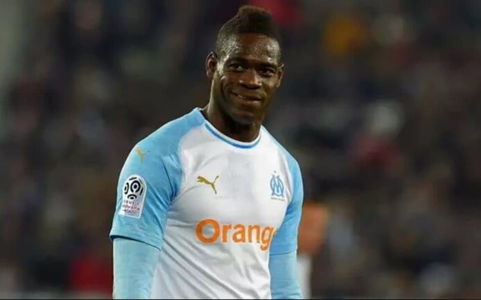 Balotelli destrói carro em acidente e se recusa a fazer teste do bafômetro; assista