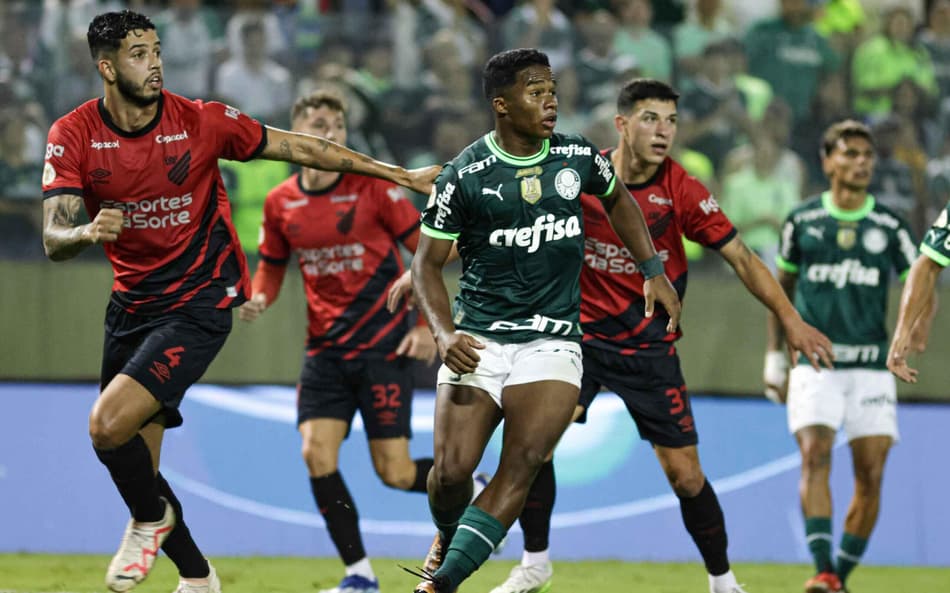 Joga contra o Flamengo? Destaque do Palmeiras, Endrick tem braço imobilizado