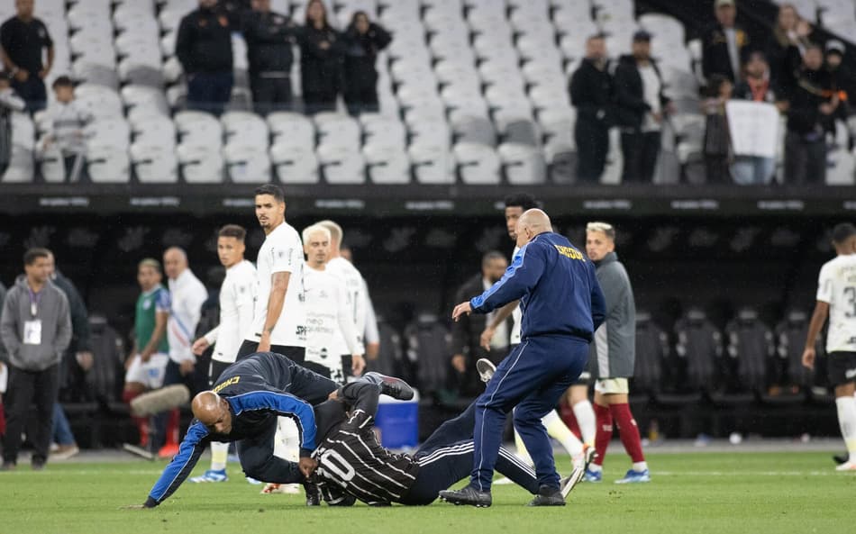 VÍDEO: Torcedores do Corinthians invadem campo e protestam após goleada para o Bahia em Itaquera