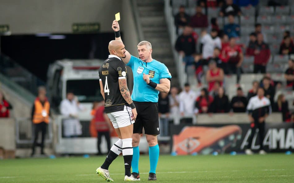 Vasco pode ter até cinco desfalques contra o Corinthians; Rossi e Jair retornam