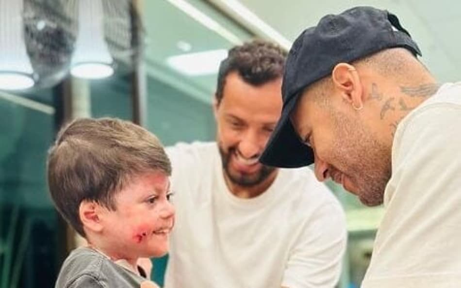 VÍDEO: Pequeno Gui canta hino do Santos com Neymar e Nenê