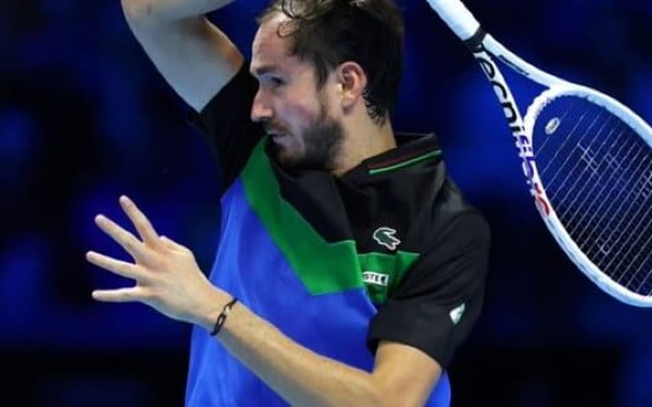 Medvedev bate Zverev e vai à semi do Finals