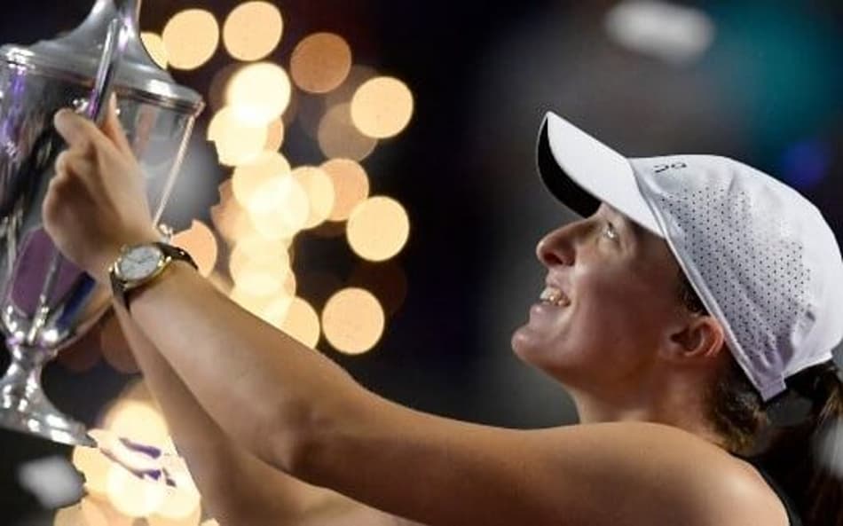 Swiatek arrasa, é campeã do WTA Finals e encerra ano como número 1