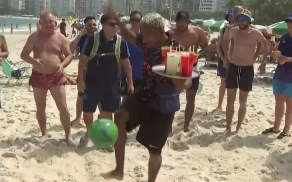 Vendedor viraliza ao vencer argentino em disputa de embaixadinha em praia do Rio; veja