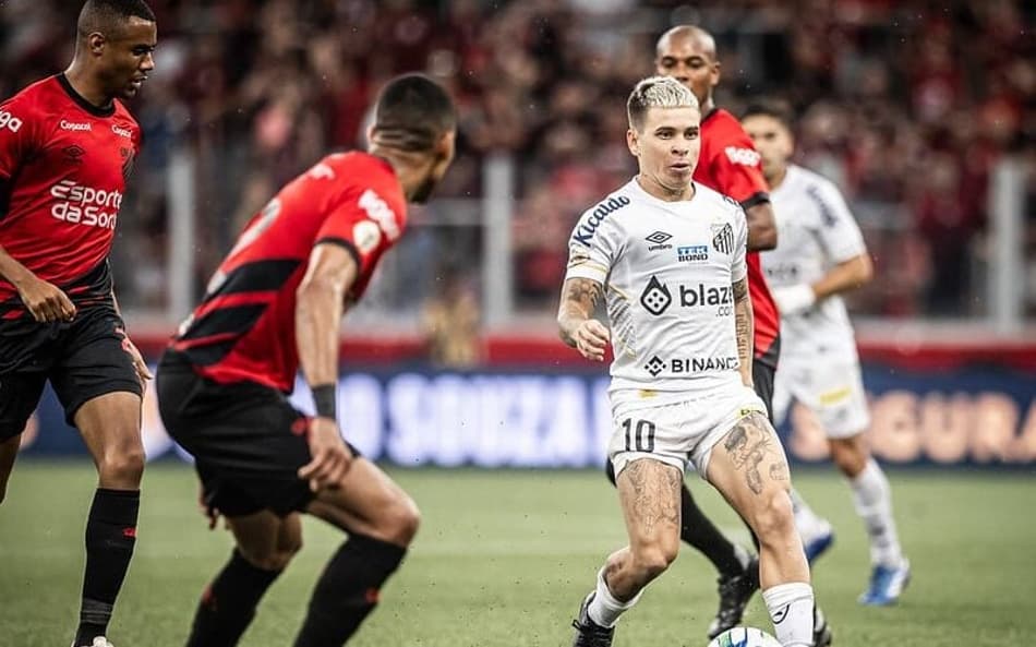 VÍDEO: veja os melhores momentos da vitória do Athletico-PR sobre o Santos pelo Brasileirão
