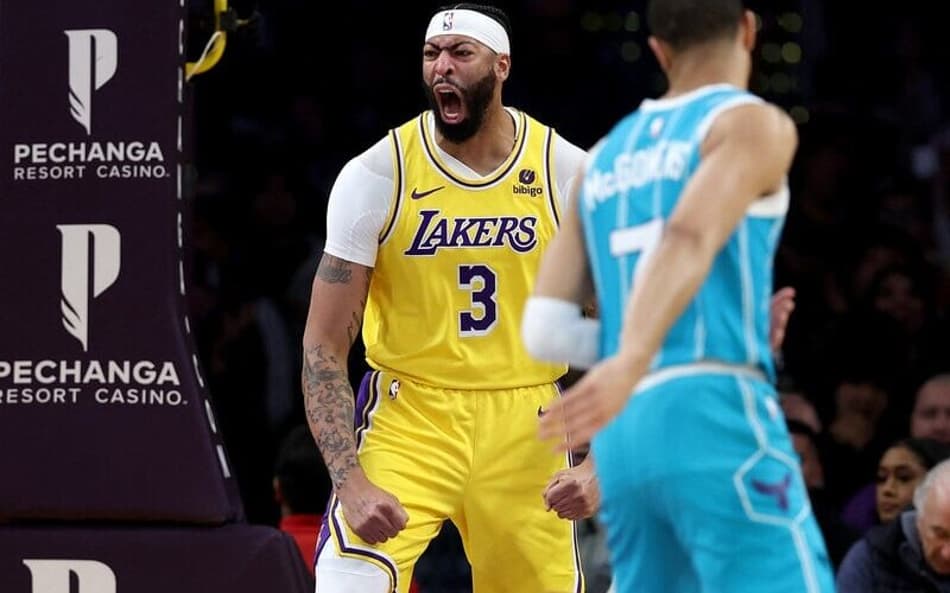 Lakers vence Hornets em grande jogo de Anthony Davis