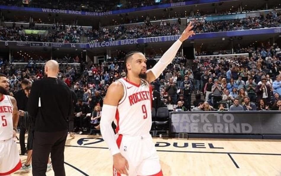 Dillon Brooks é ovacionado em retorno a Memphis