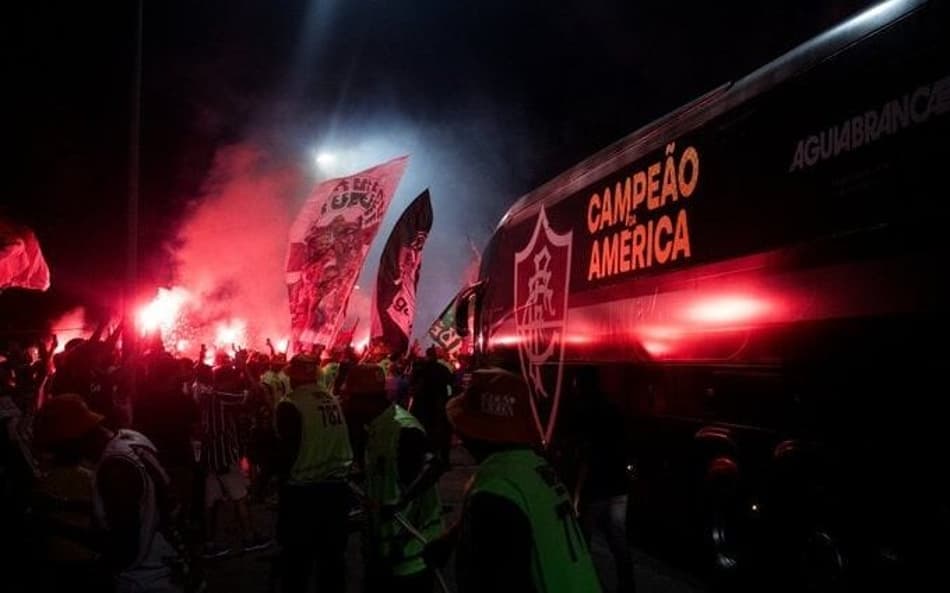 Jornalista exalta o AeroFlu: ‘Fluminense viaja com excesso de bagagem no quesito amor’