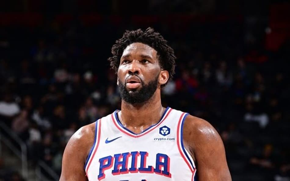 Por que Joel Embiid está sempre na linha do lance livre?