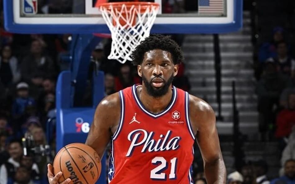 Dominante, Joel Embiid quebra recorde de Wilt Chamberlain