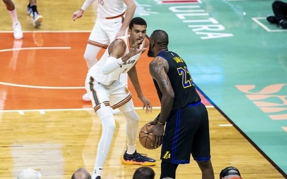 Wembanyama supera LeBron, Spurs derrota Lakers e volta a vencer após 43 dias