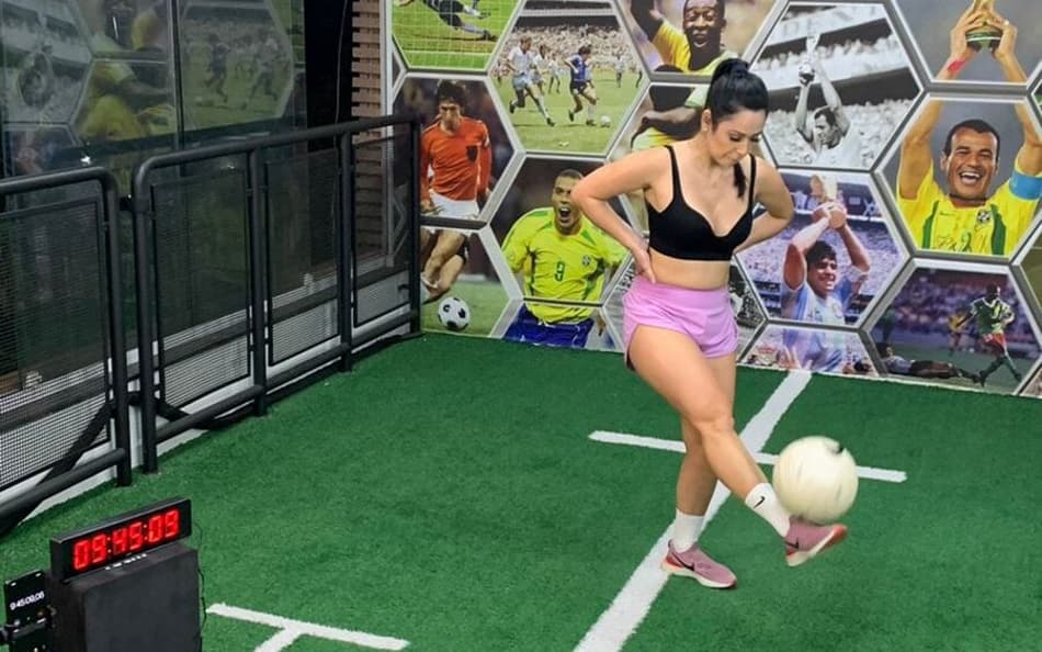 Brasileira faz dez horas de embaixadinhas e bate recorde mundial depois de quase 30 anos