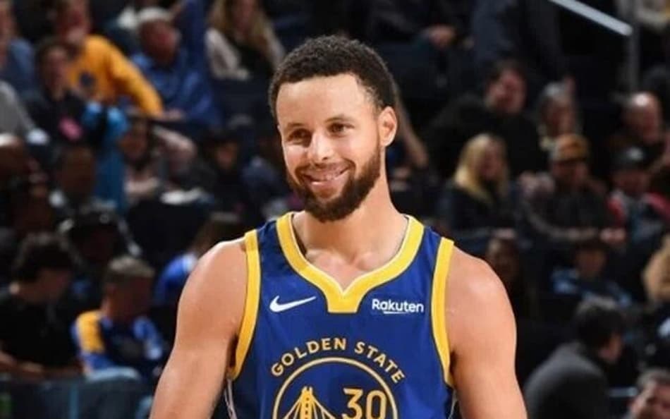 Stephen Curry atinge marca impressionante em vitória do Warriors