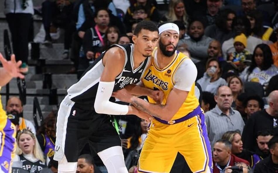 Victor Wembanyama lidera reação, mas Lakers vence Spurs