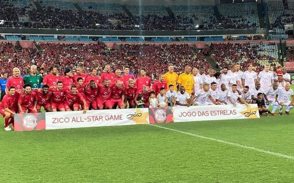 Torcedores vão à loucura com gol de Zico no ‘Jogo das Estrelas’ no Maracanã; veja