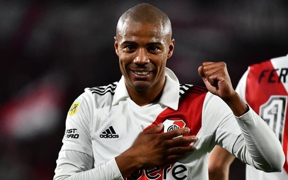 Pequena torcedora do River Plate se emociona ao saber da ida de meia ao Flamengo; veja