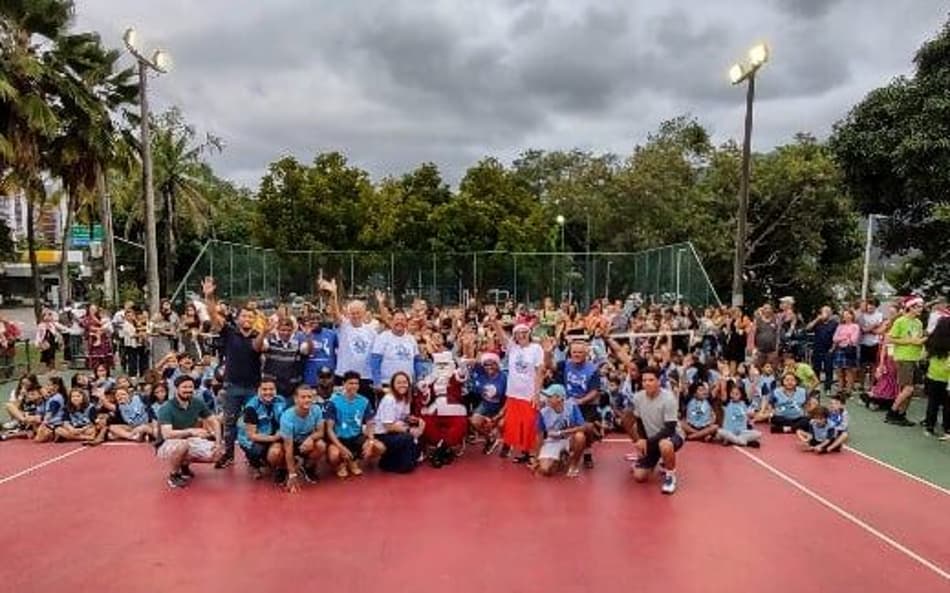 Projeto Tênis na Lagoa realiza 20ª Festa de Natal no Rio de Janeiro com quase 200 crianças