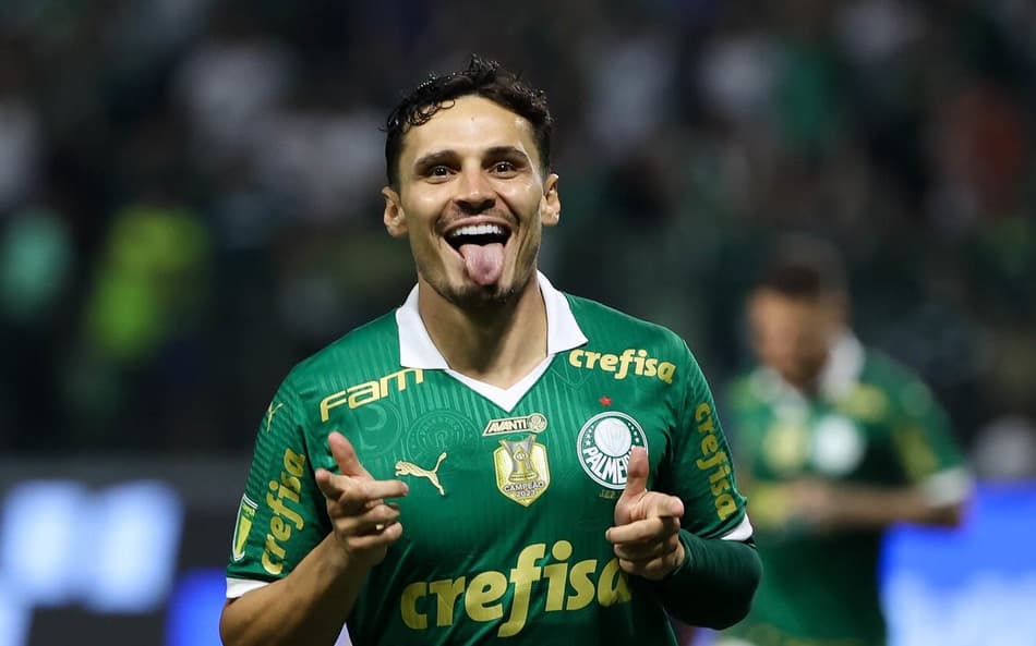 Raphael Veiga chega a 15 gols em clássicos e inicia 2024 voando no Palmeiras