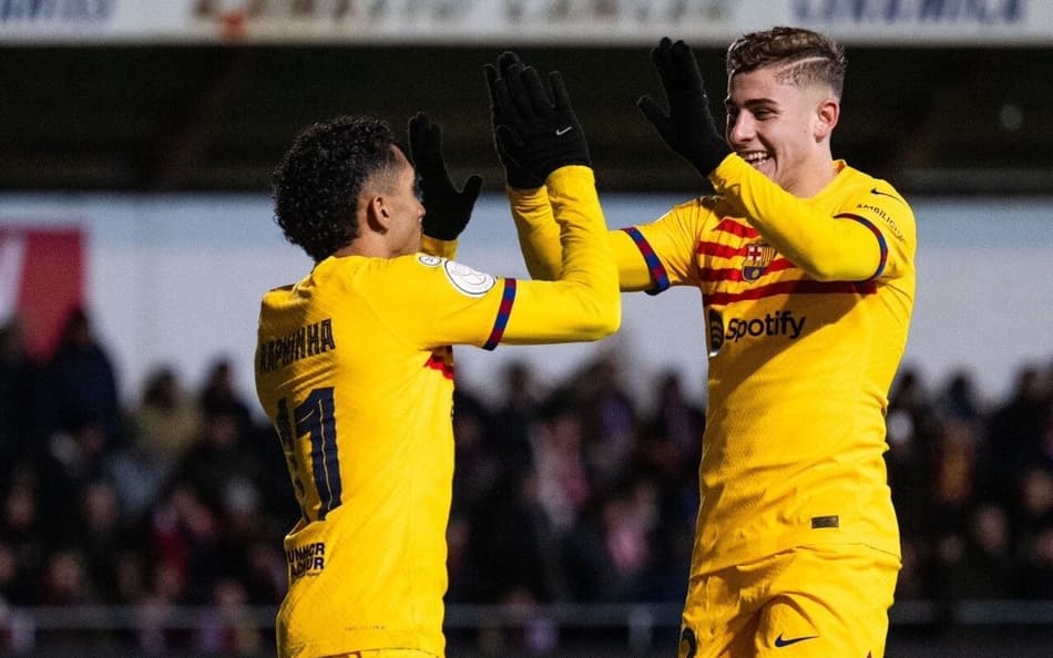 Vitor Roque entra, Raphinha marca, e Barcelona vence Barbastro pela Copa do Rei