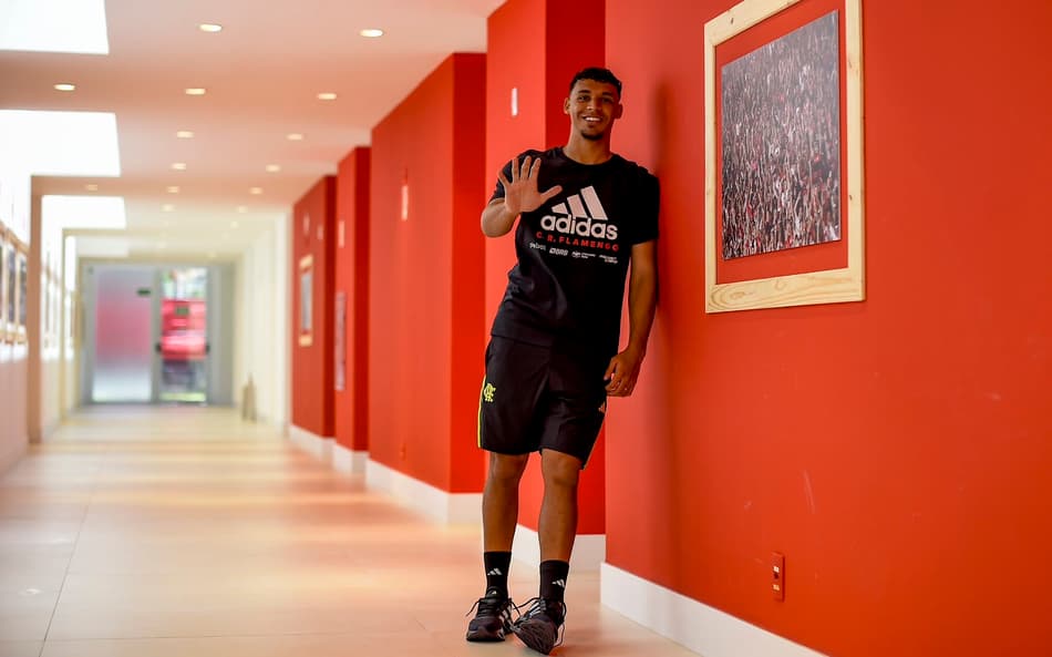 Flamengo anuncia renovação de contrato com Victor Hugo