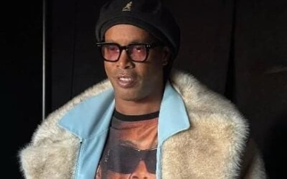 Ronaldinho Gaúcho chama atenção com look irreverente em desfile na França; assista