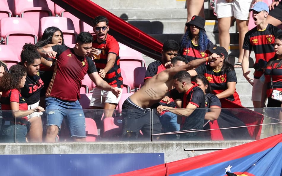 Troca de socos entre torcedores do Sport marca clássico contra o Santa Cruz; veja