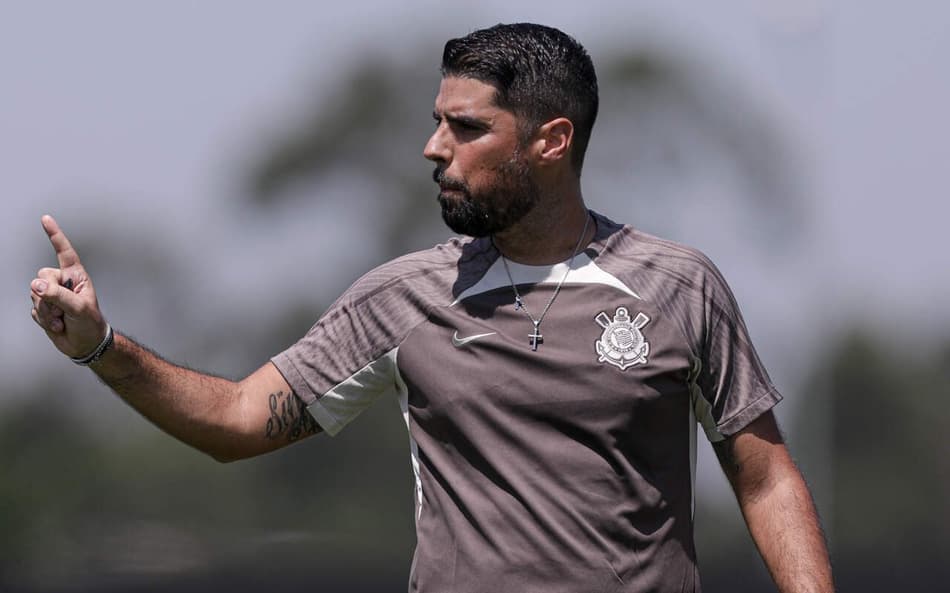 António Oliveira comemora vitória e exalta Corinthians: ‘Colosso do futebol Mundial’