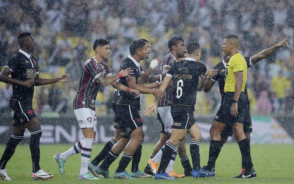 Vasco entra com pedido no TJD para anular cartões aplicados no jogo contra o Fluminense