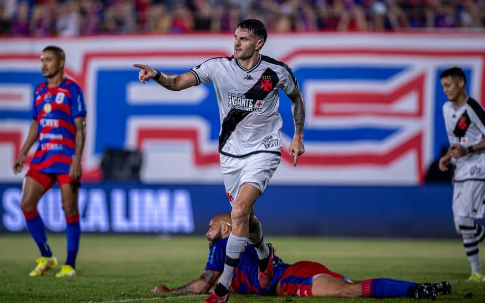 Torcida do Marcílio Dias provoca, e torcedores do Vasco 'transformam' estádio em São Januário