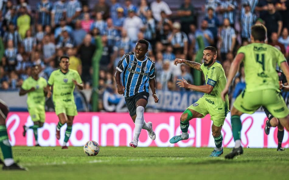 Grêmio vence o Avenida, engata a quarta vitória seguida e lidera o Campeonato Gaúcho