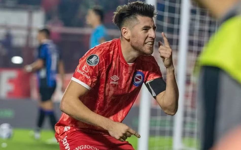 Cruzeiro terá chegada de dois reforços estrangeiros nas próximas semanas; entenda