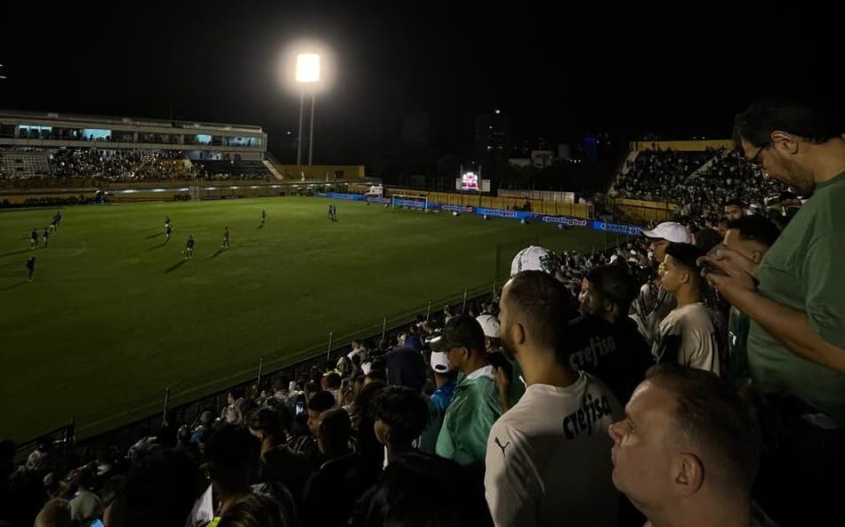 Torcedores do Palmeiras brincam com falta de luz: ‘Nem o refletor aguentou’