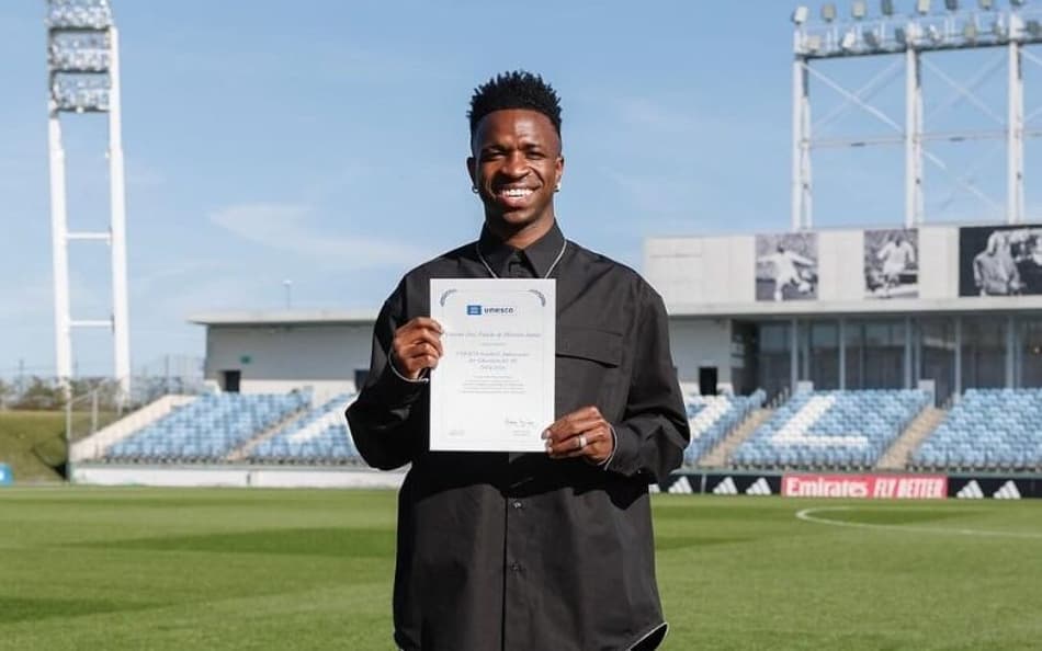 Vini Jr iguala feito de histórico de Pelé fora dos gramados: ‘Dever que carregarei pra vida’