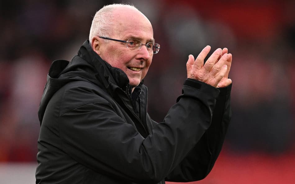 Ex-técnico com doença terminal realiza sonho de treinar o Liverpool e dá coletiva emocionante; veja o vídeo